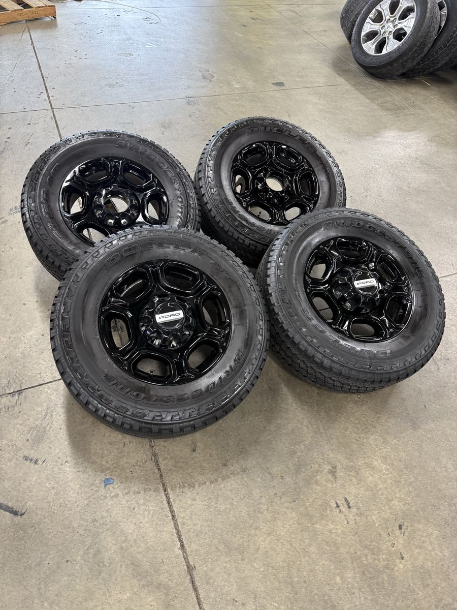 LIKE NEW 2026 f350 OEM 18in blackout wheels/ 275/70/18 tires