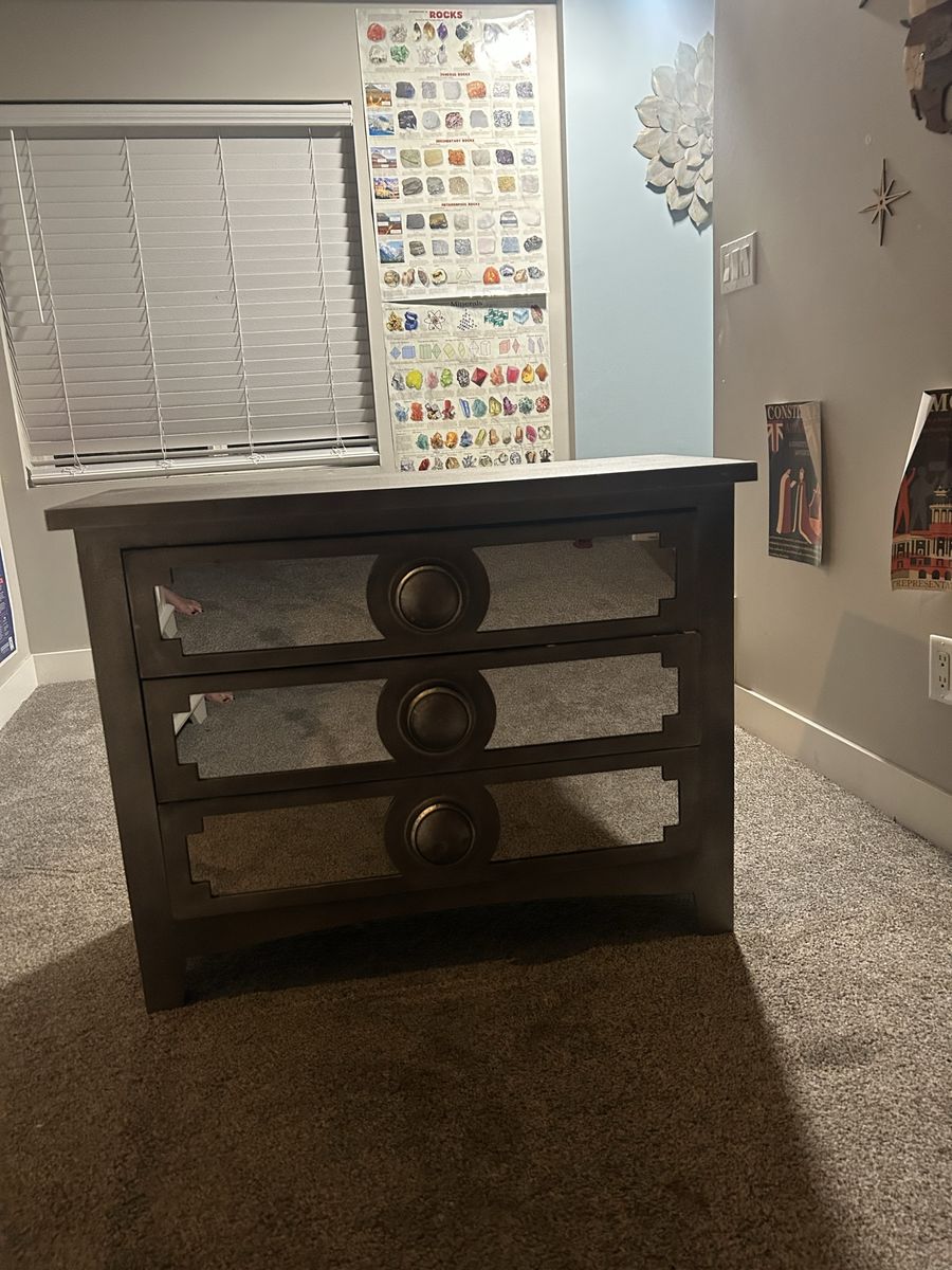 Dark Wood 3-Drawer Dresser / Nightst