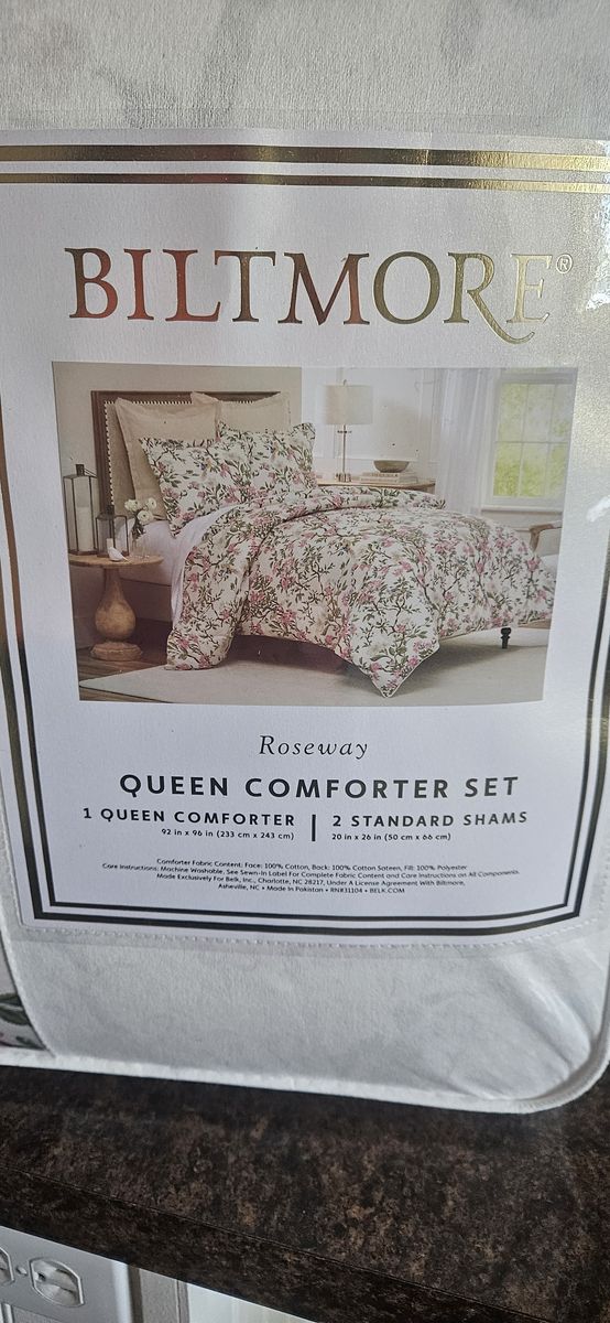 Brand new Queen comforter set