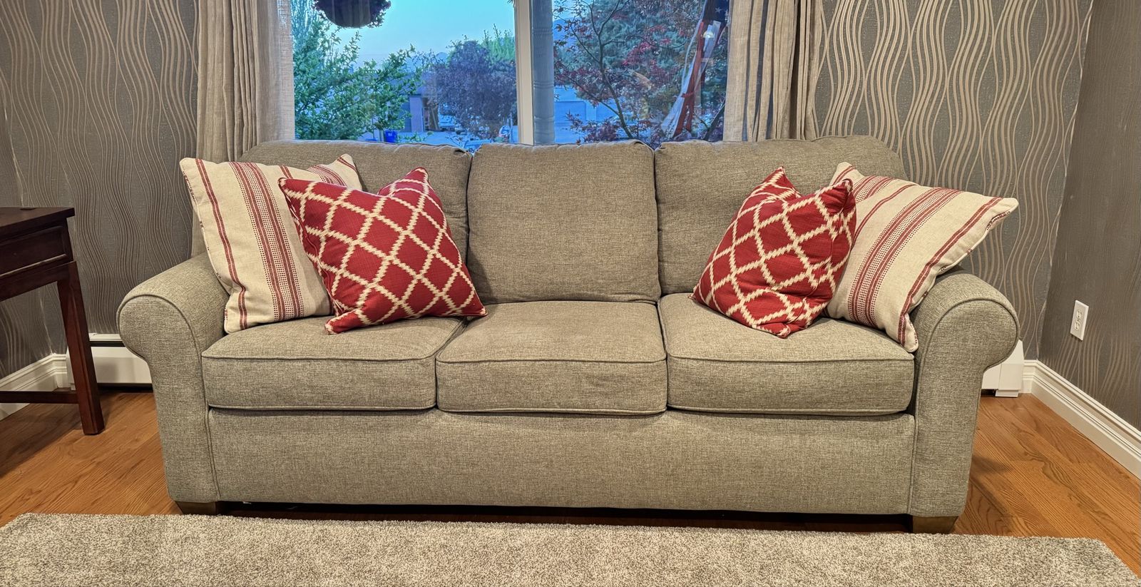 Flexsteel cozy 3-Seater Fabric Couch - Light Gray, Excellent Condition - Perfect for Living Rooms
