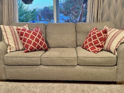 Flexsteel cozy 3-Seater Fabric Couch - Light Gray, Excellent Condition - Perfect for Living Rooms