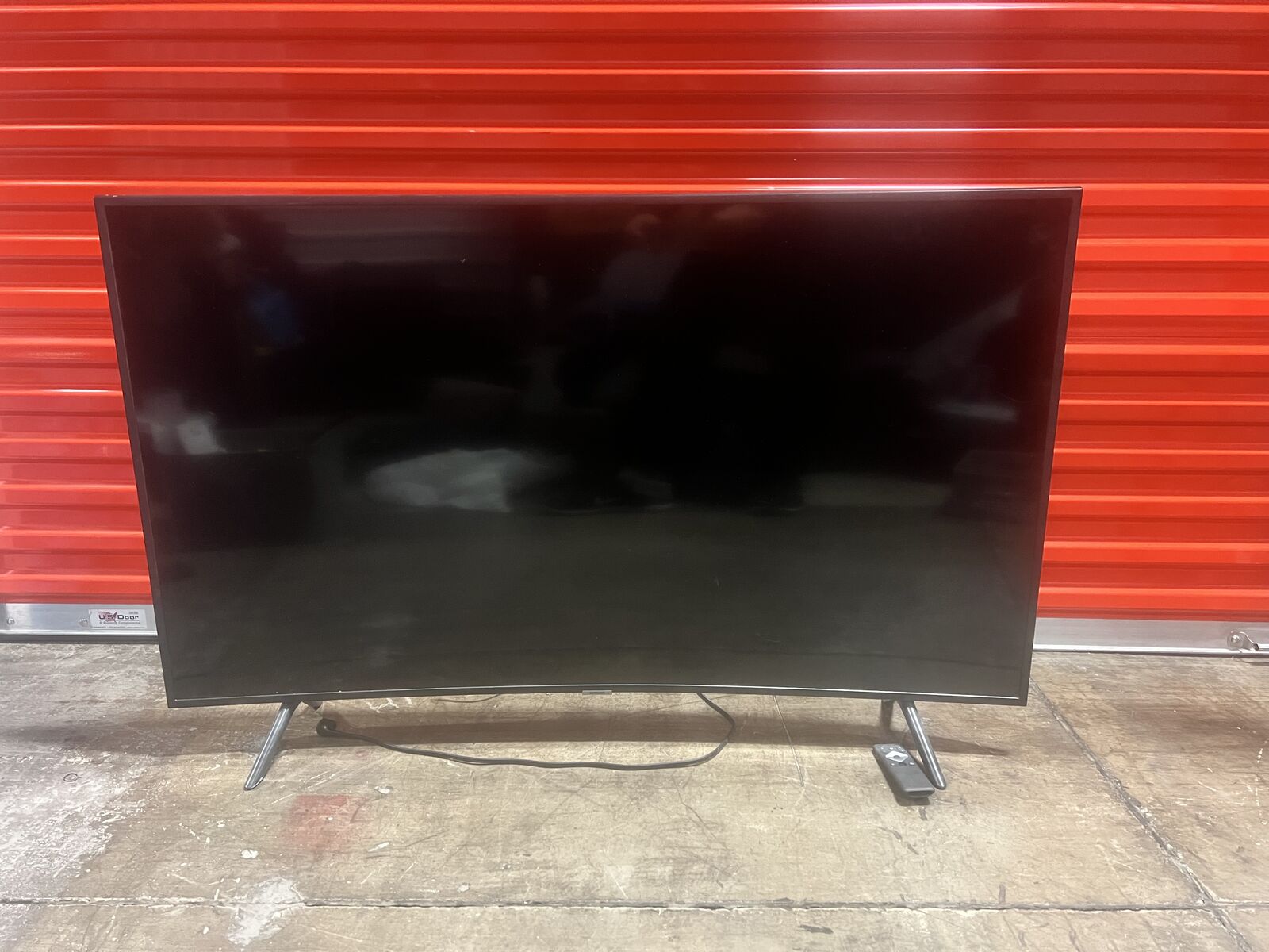 Curved flatscreen TV