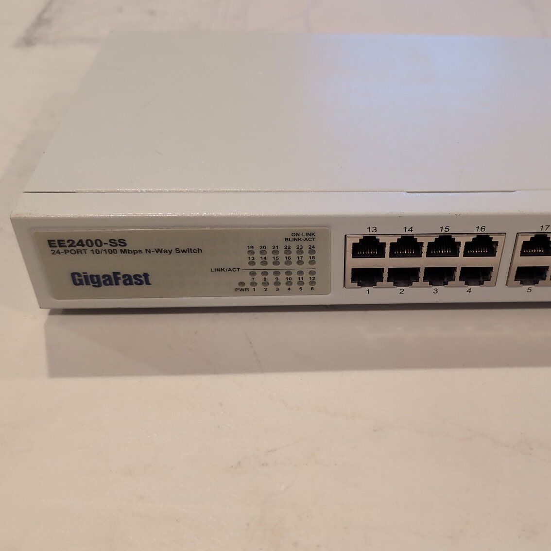gigafast 10/100 24 port network switch