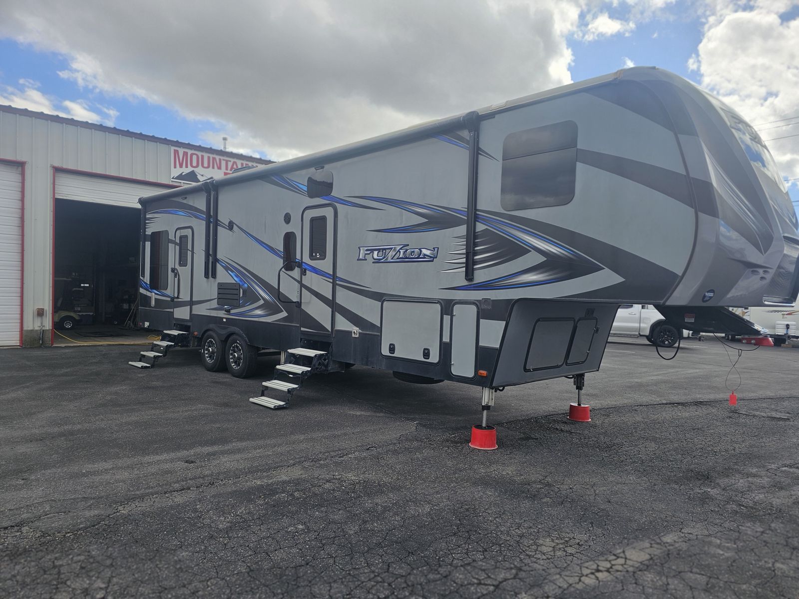 2017 Keystone Fuzion 325 w/11' Garage