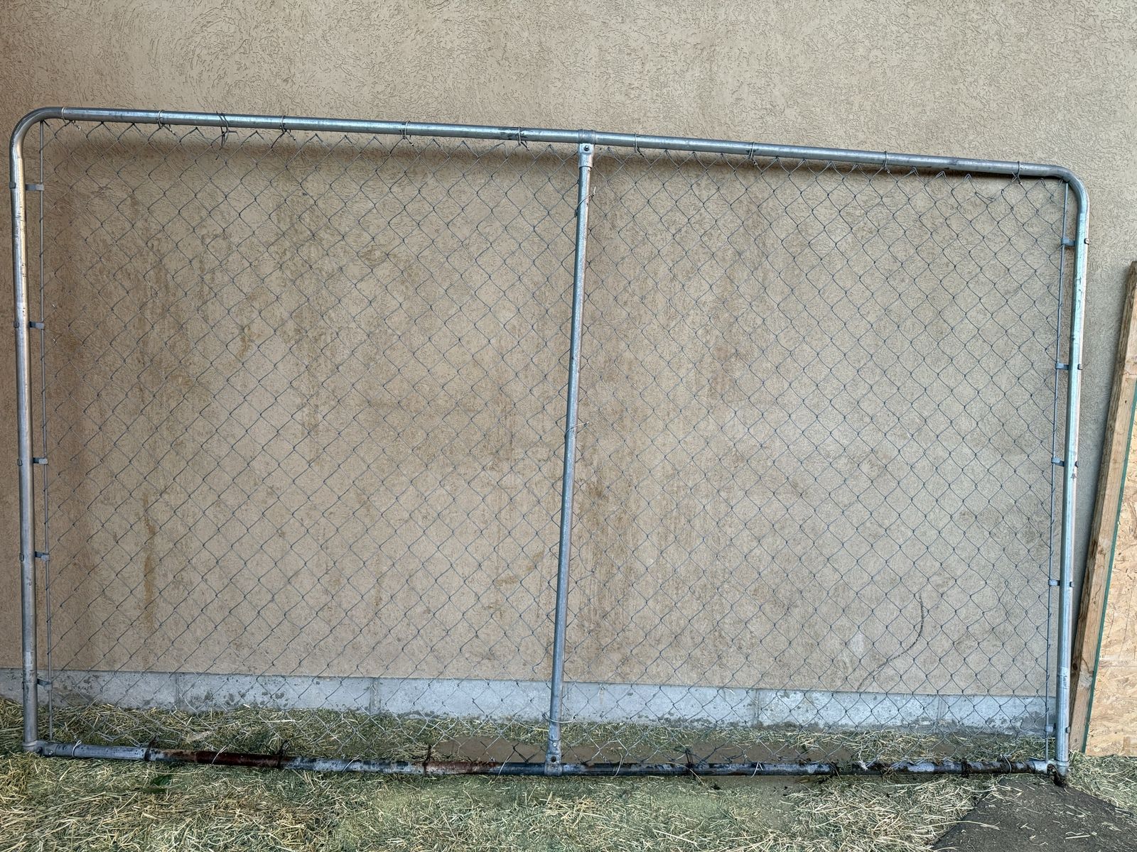 Chain link dog run panels