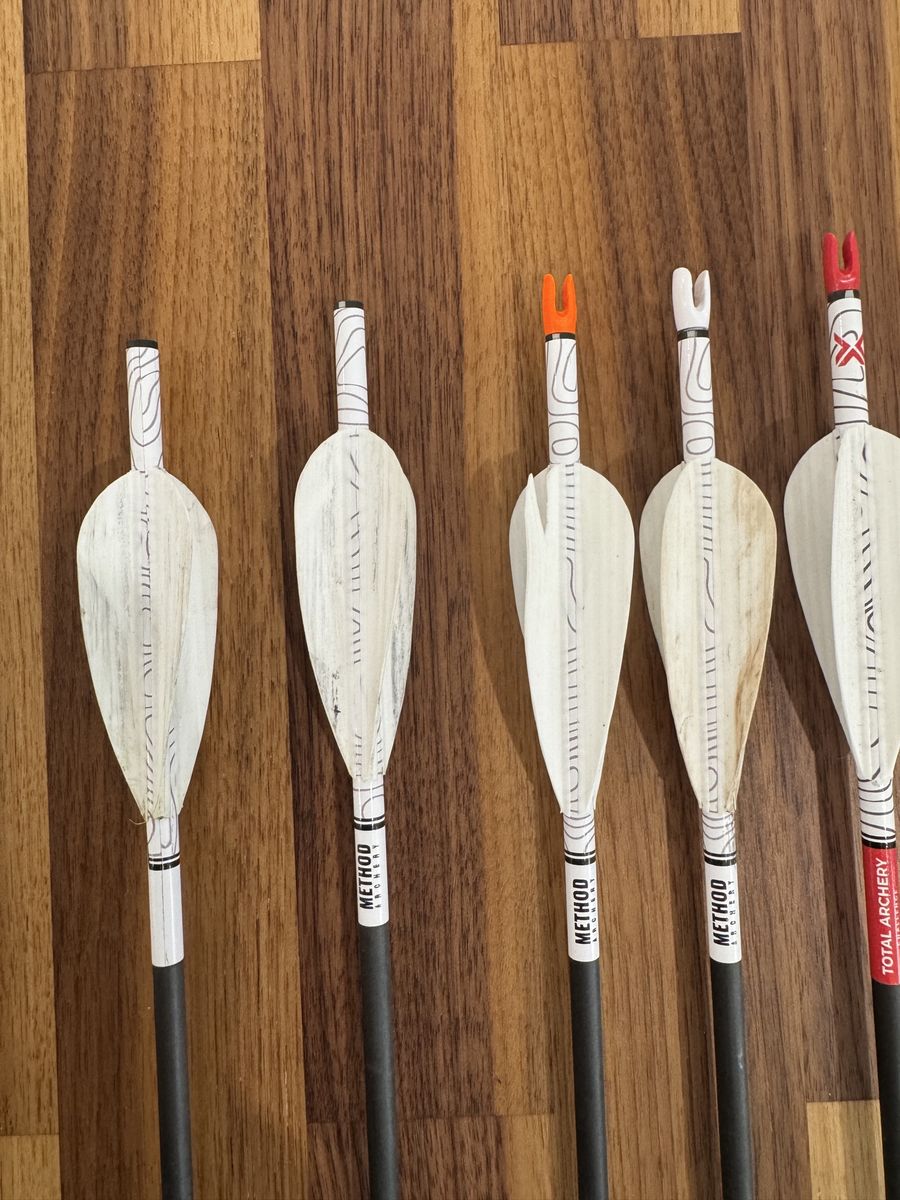 Custom ZMR 000325 Carbon Arrows - 15 Count, Target Practice/Hunting, Feather Fletching