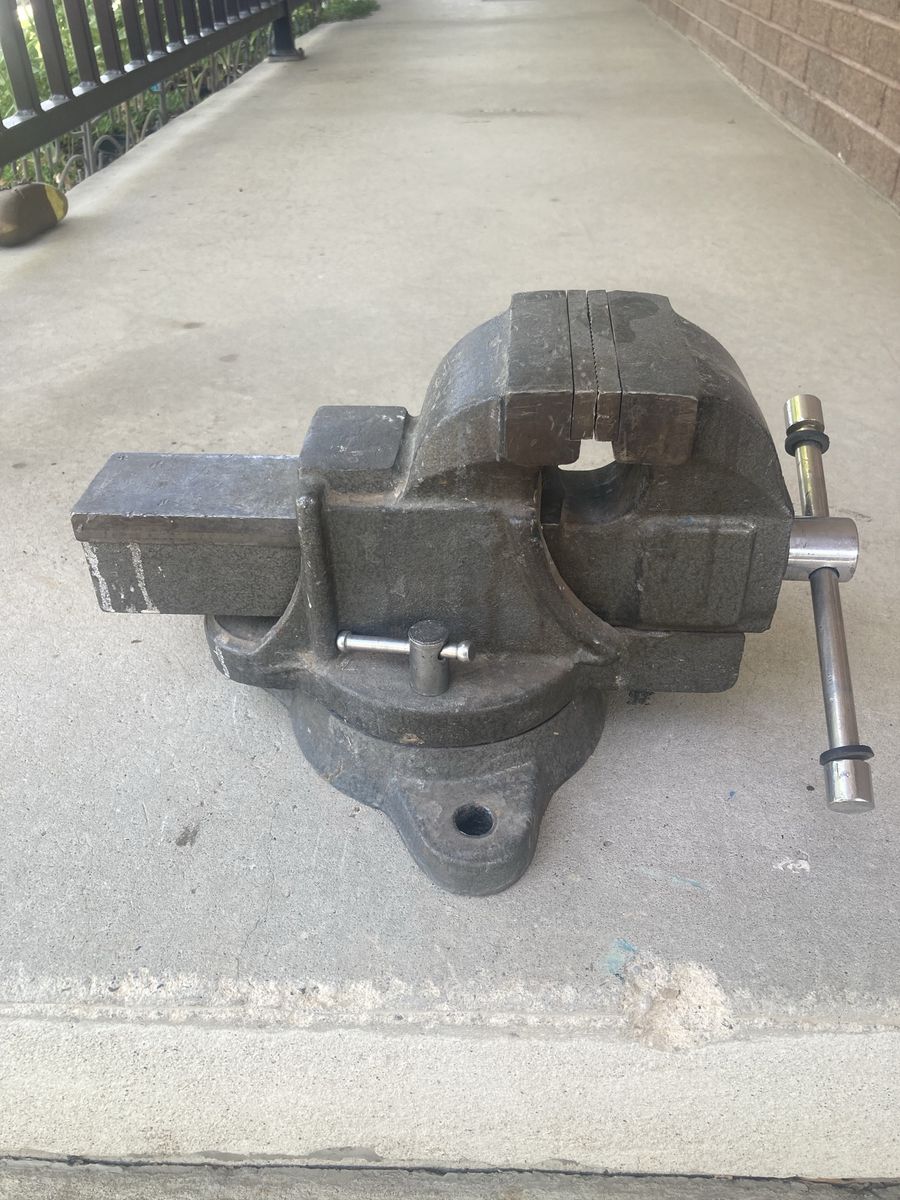 Heavy Duty 4-Inch Swivel Base Bench Vise