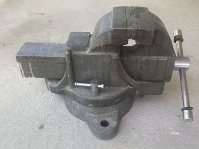 Heavy Duty 4-Inch Swivel Base Bench Vise