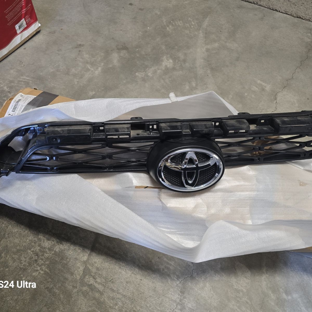 Brand new OEM 5th gen toyota 4 runner grill negot.