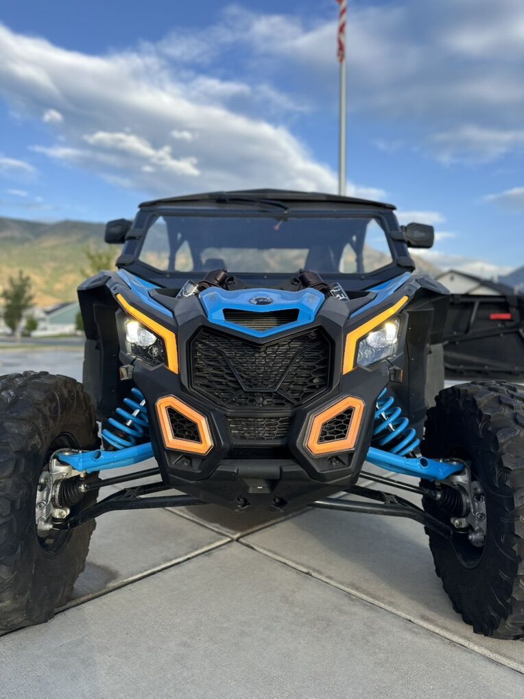 Immaculate 2022 CanAm X3 Max W/bench Only 1,700 Mi