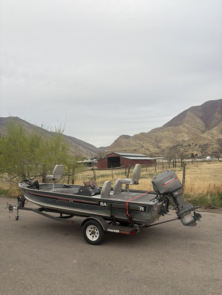 1987 Tracker Tournament V 17 fishing Boat