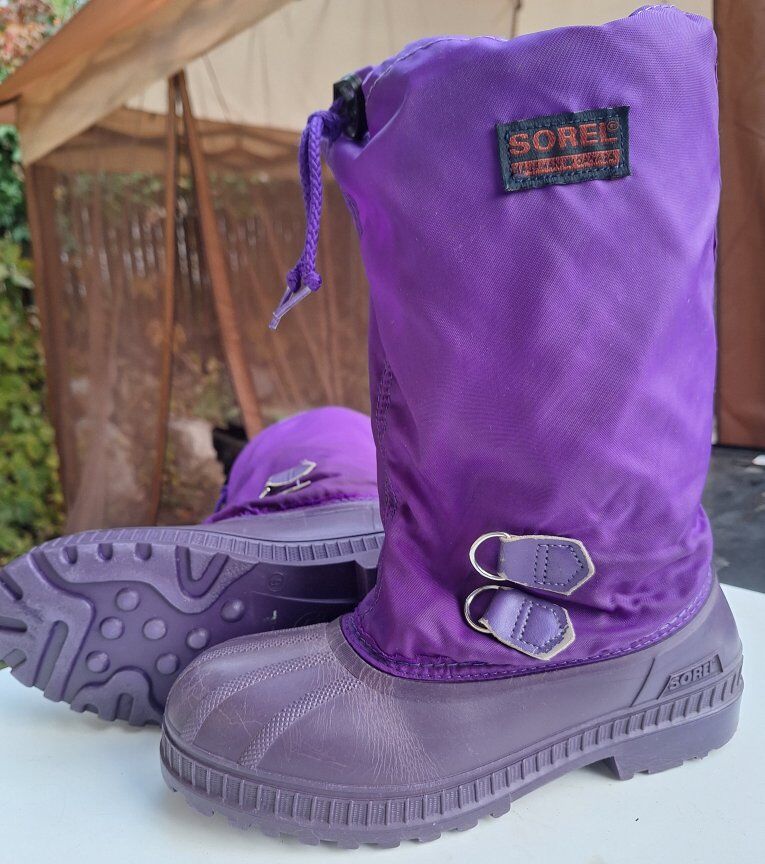 Nice pair of Womens Sorel Fury Snow boots size 6
