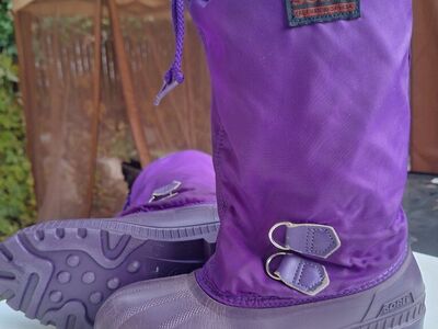 Nice pair of Womens Sorel Fury Snow boots size 6