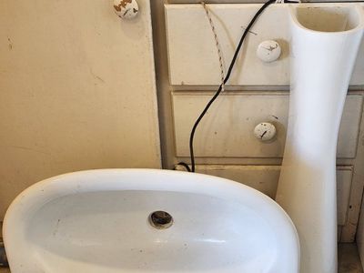 pedestal sink