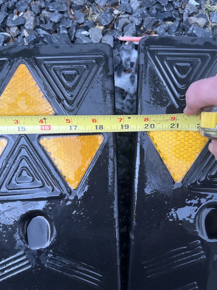 Heavy Duty Rubber Speed Bump Sections with Reflectorsramps
