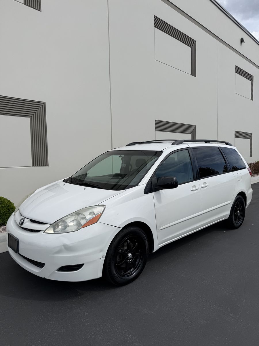 2008 TOYOTA SIENNA LE 8 Passenger
