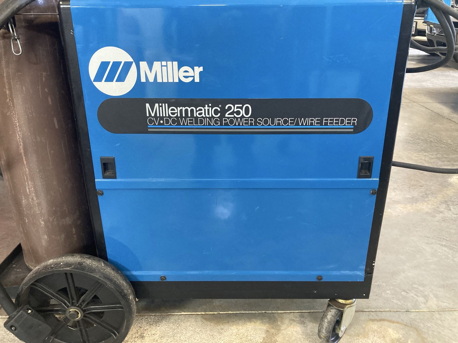 Miller Millermatic 250 mig welder,ready to weld pkg, like new 220 volt MiG welder