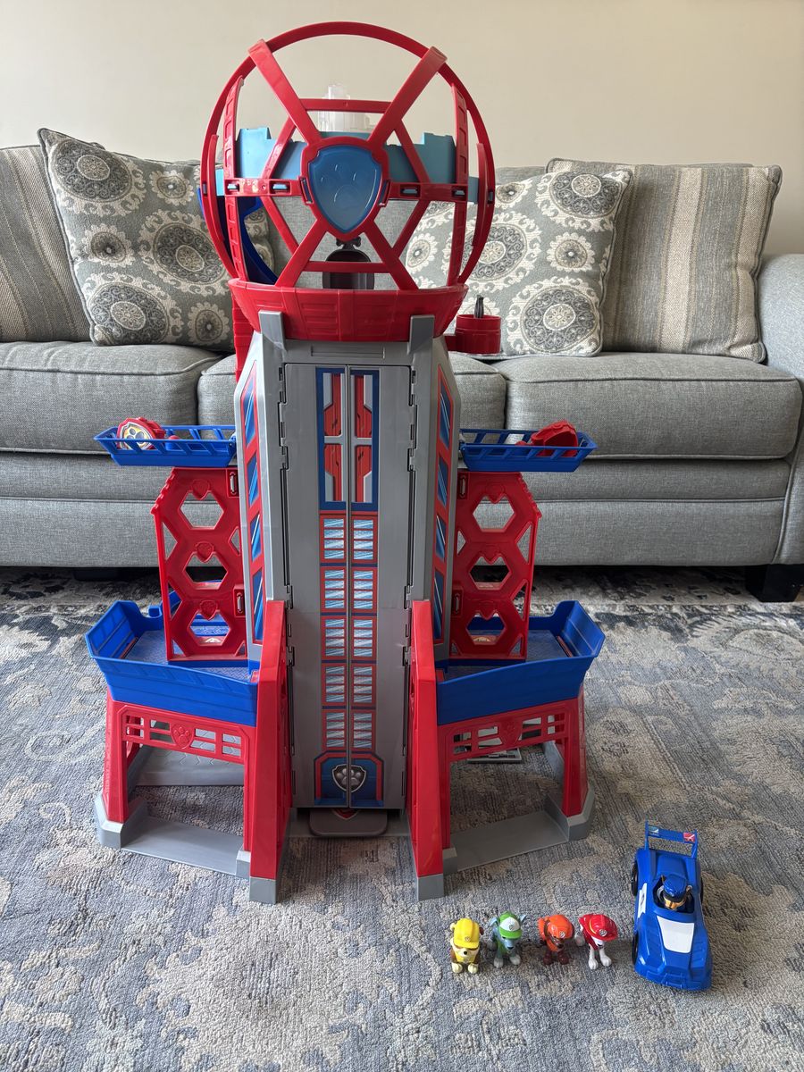 Paw patrol tower and figurines