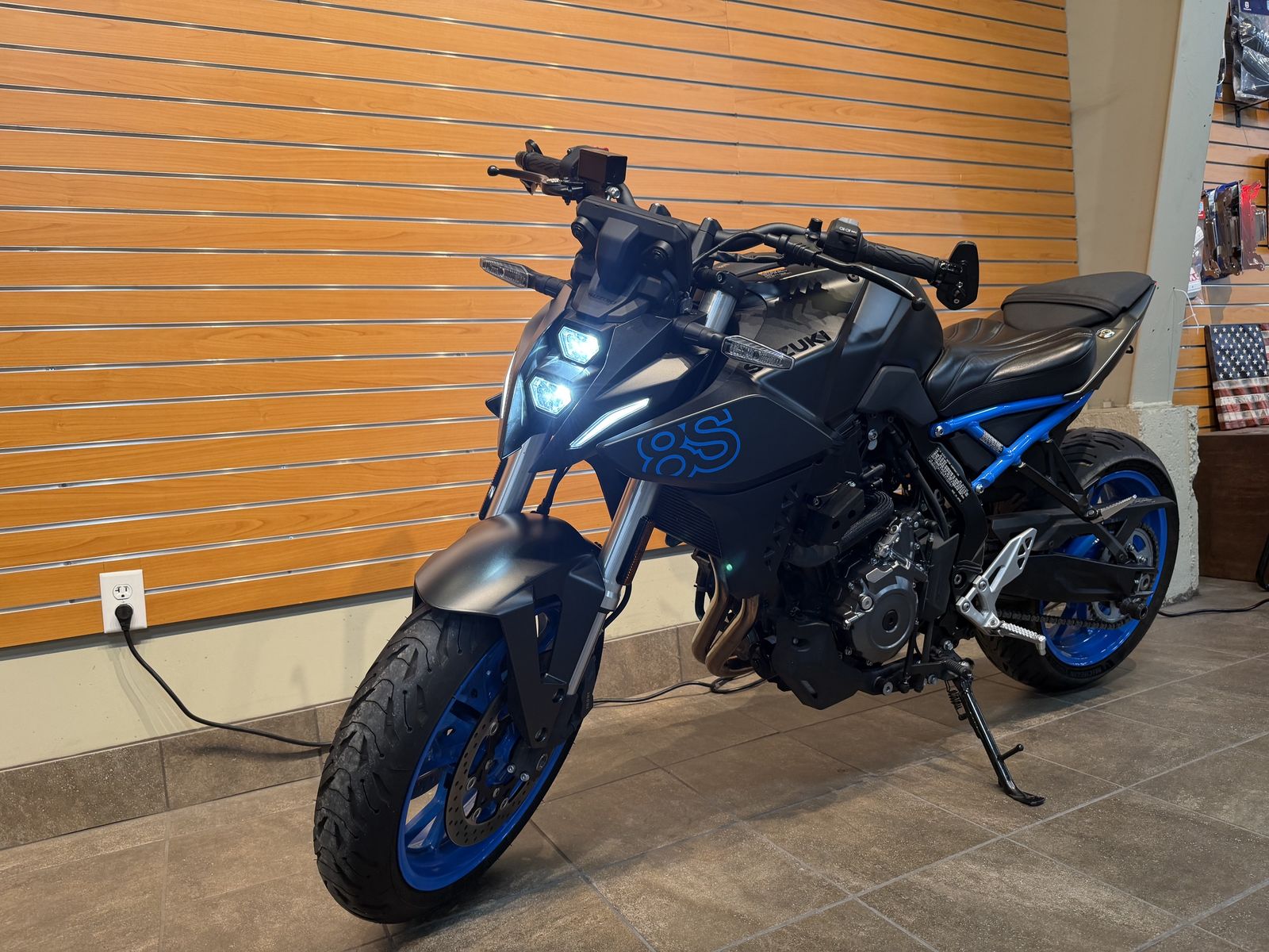 2024 SUZUKI GSX-8S Pearl Cosmic Blue - UZ00967
