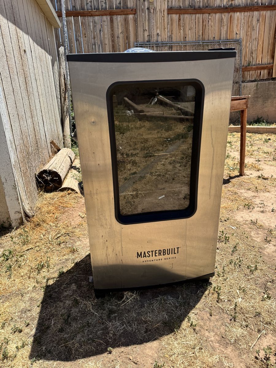 Masterbuilt Adventure Series Digital Electric Smoker with Window - Used, Good Condition