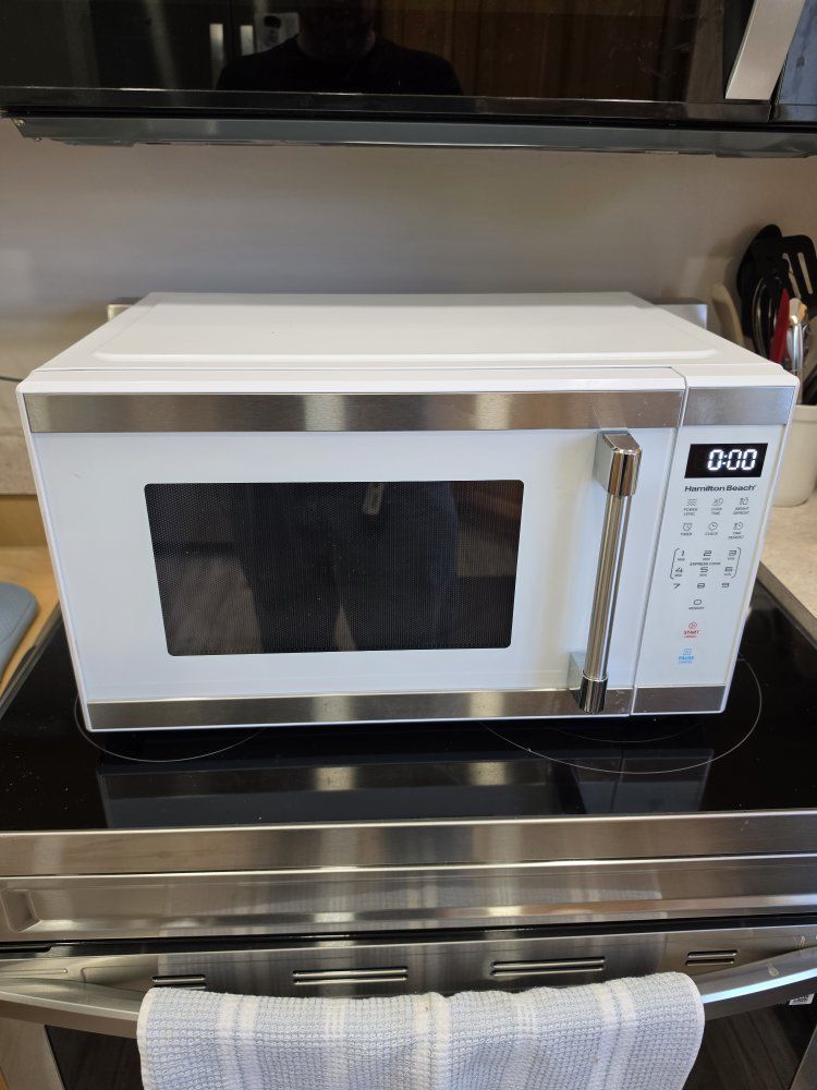 Hamilton Beach 1000 W Countertop Microwave Oven - white