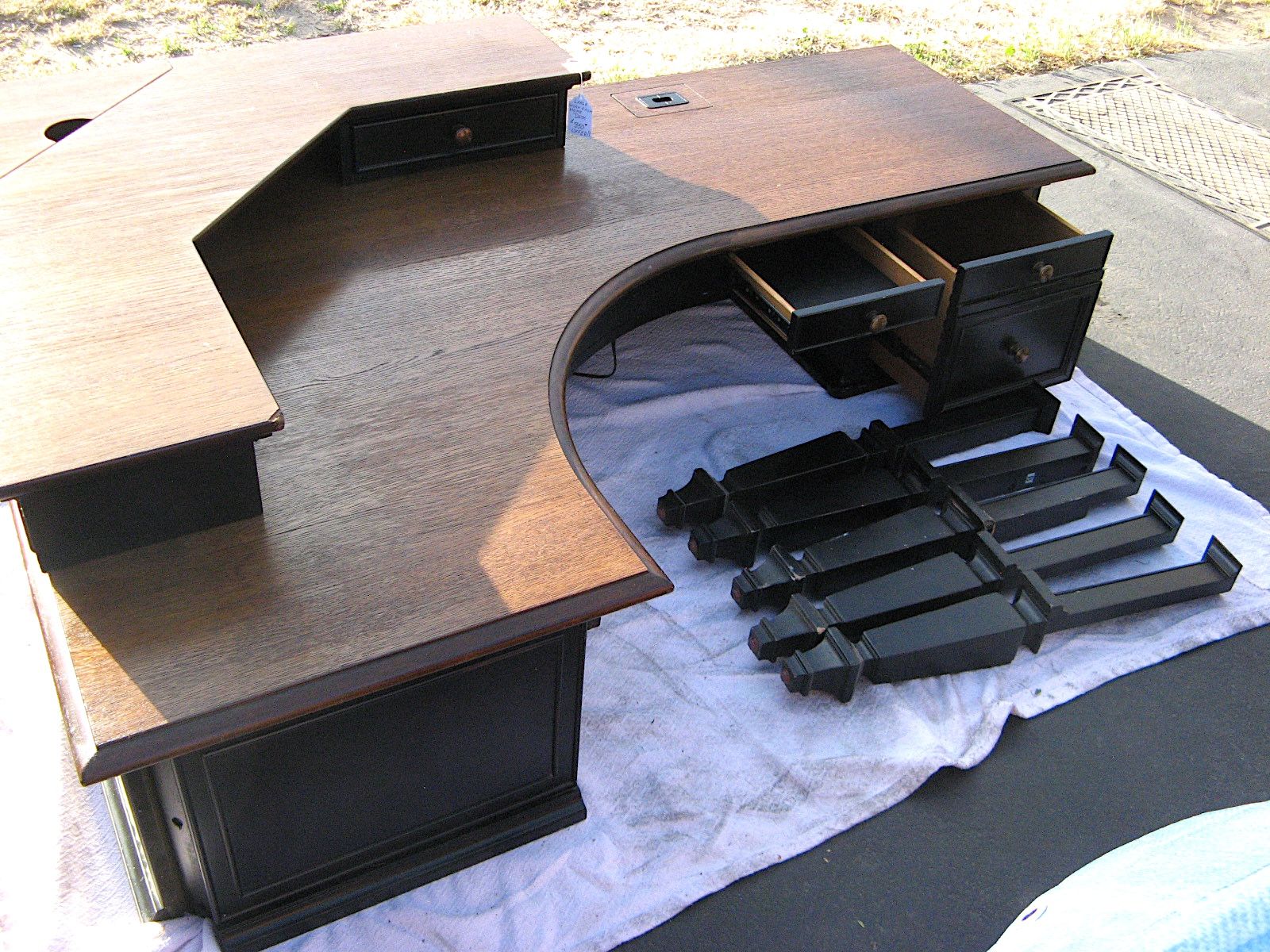 DESK, LARGE WORK FROM HOME 2 PIECE CURVED CORNER DESK.  6' X 4' X 2'  NICE CONDITIION