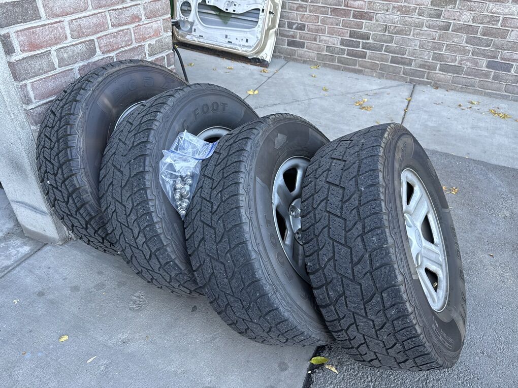 Jeep 5x5 16 Wheels With 275/75R16 A/T Tires