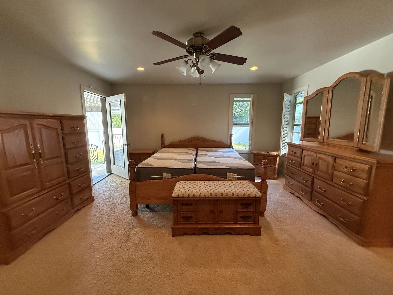 Pulaski Keepsakes Oak King bedroom set,