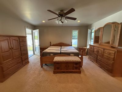 Pulaski Keepsakes Oak King bedroom set,