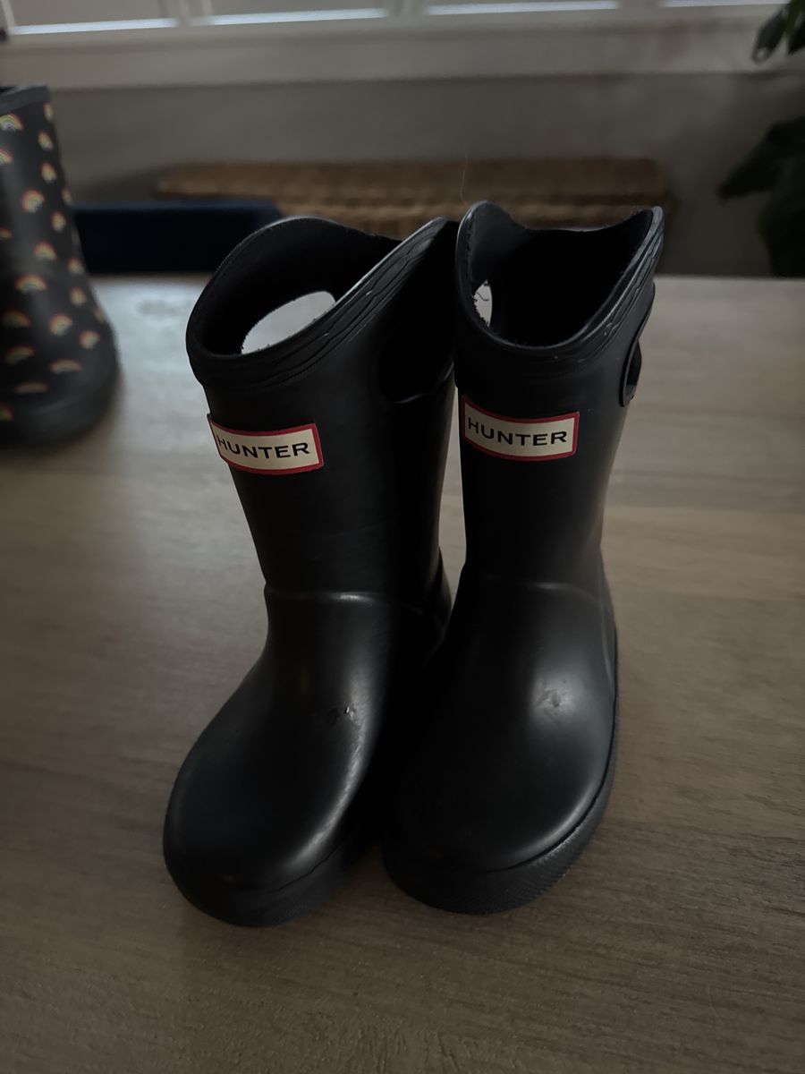 Unisex black hunter rain boots, size 5