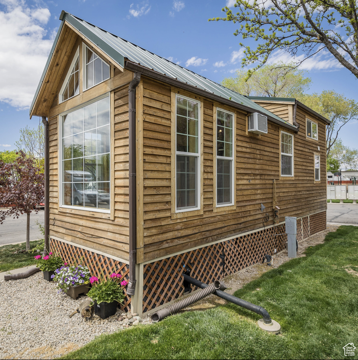 Fully Furnished Modern Rustic Tiny Home on Wheels – Delivery Included!