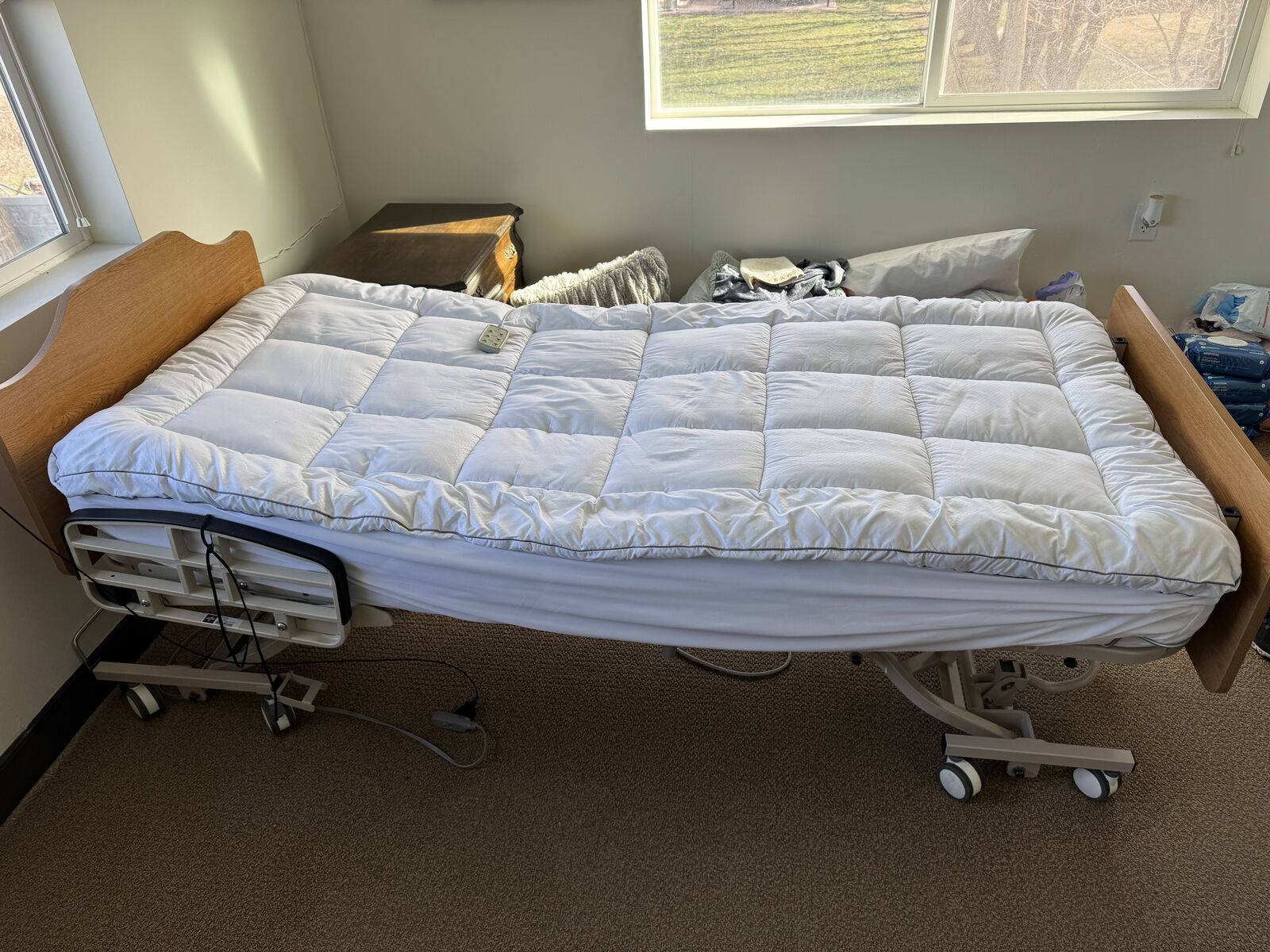 Medline Fully Electric Adjustable Medical / Hospital Bed – Excellent Condition
