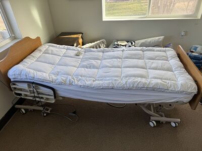 Medline Fully Electric Adjustable Medical / Hospital Bed – Excellent Condition