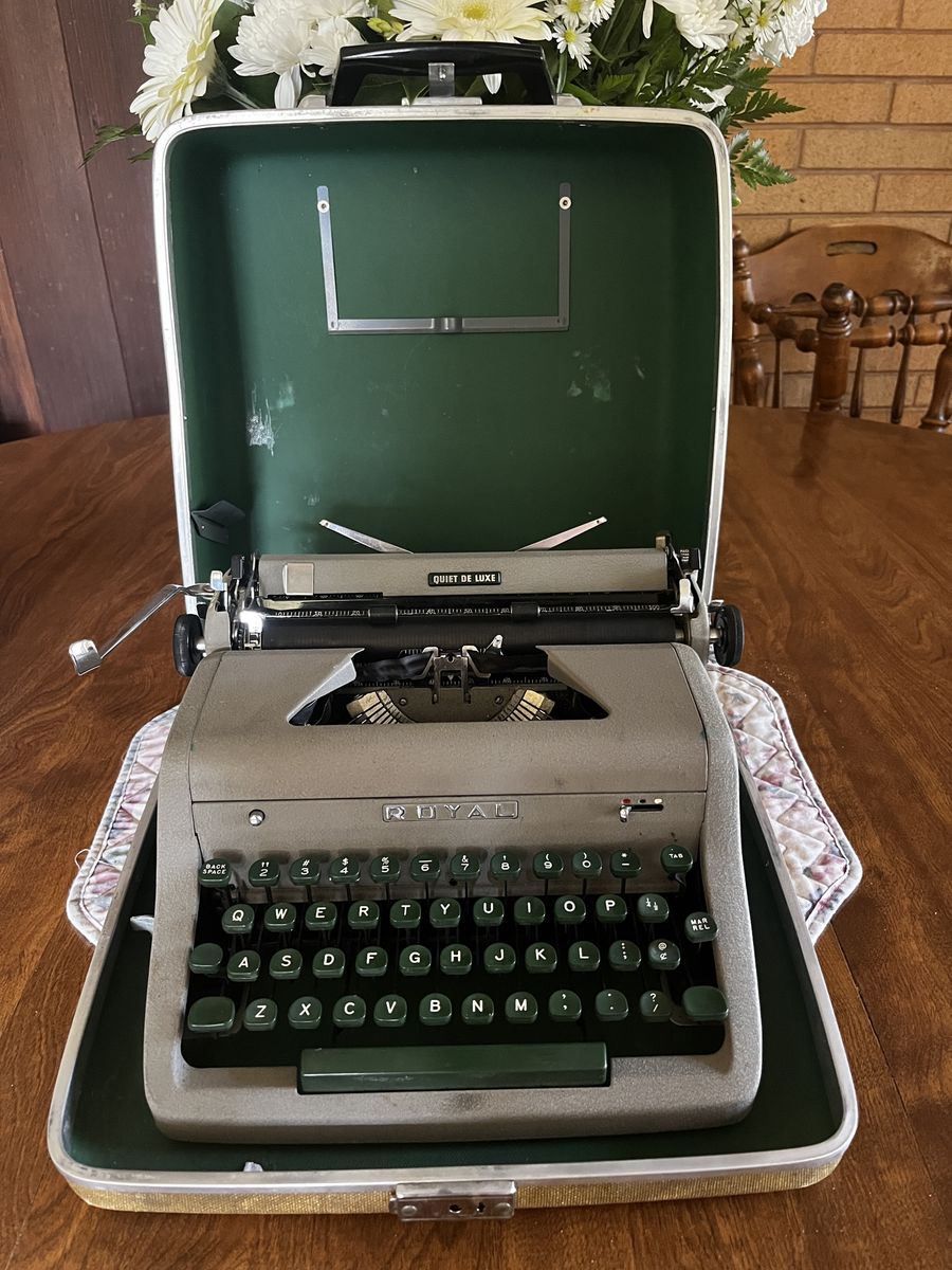 Royal Quiet De Luxe Typewriter