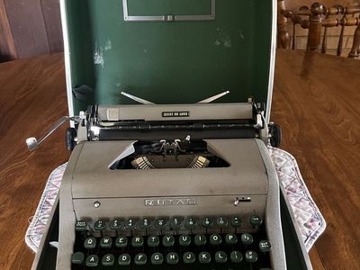 Royal Quiet De Luxe Typewriter