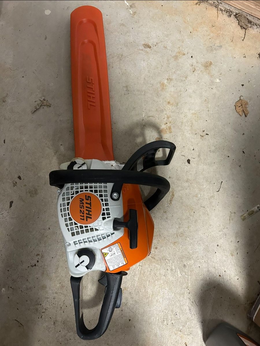 Stihl MS-211 Chainsaw, Like New!