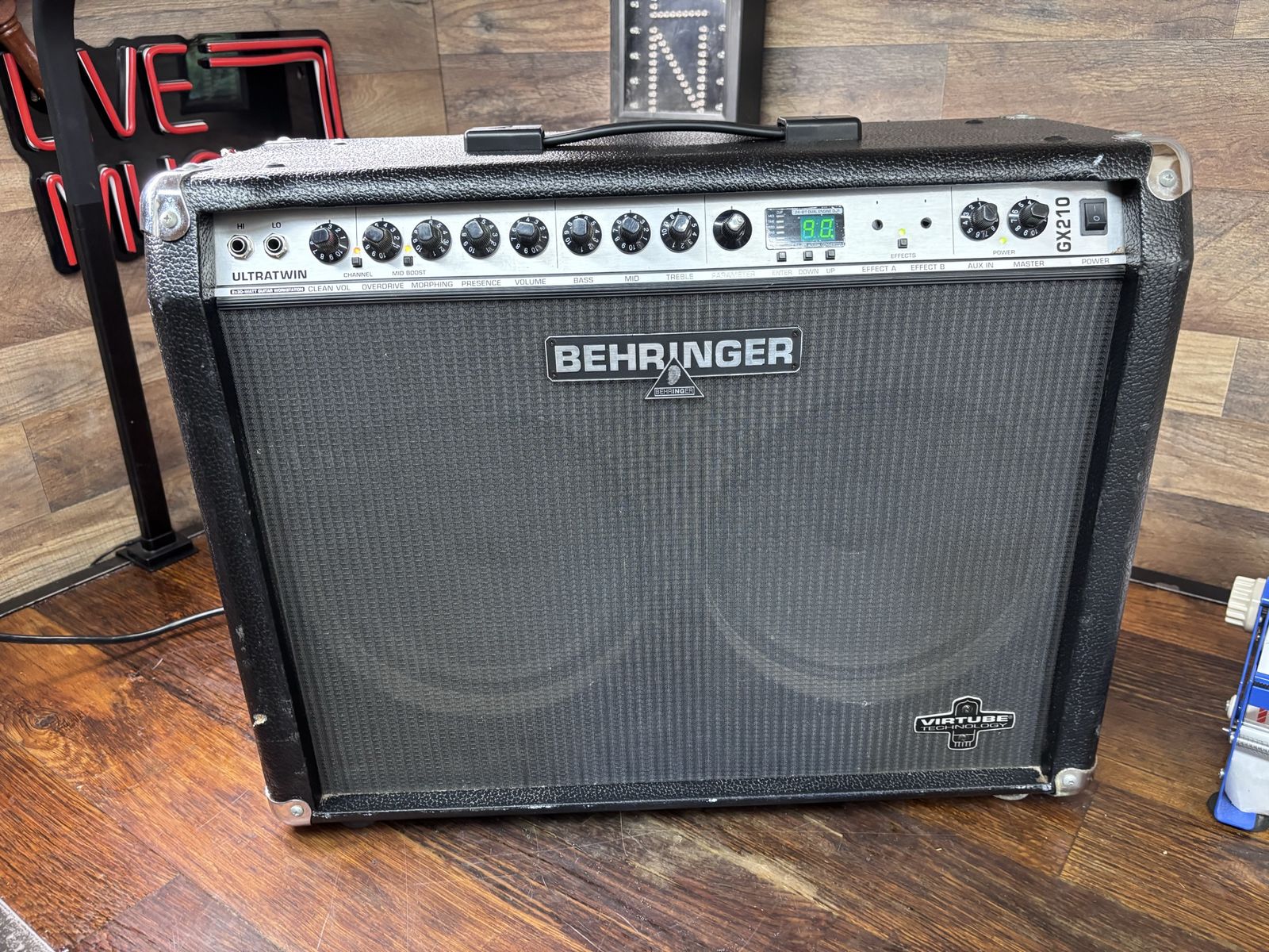 Behringer  GX210 UltraTwin guitar Amplifier