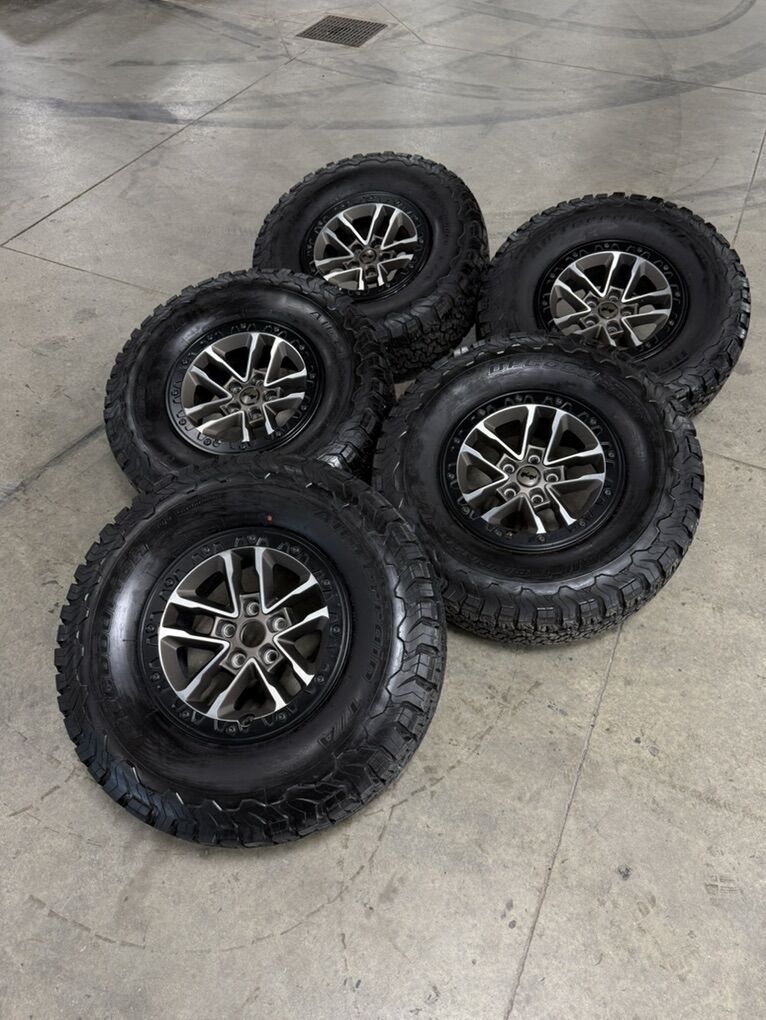 LIKE NEW 2025 Jeep Wrangler 392 17in rim/315/70/17
