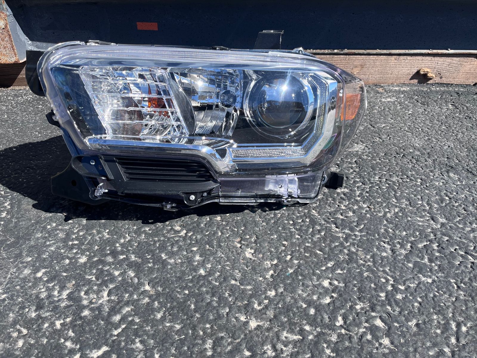 Genuine Toyota Headlight Assembly 16-21 Toyota Tacoma