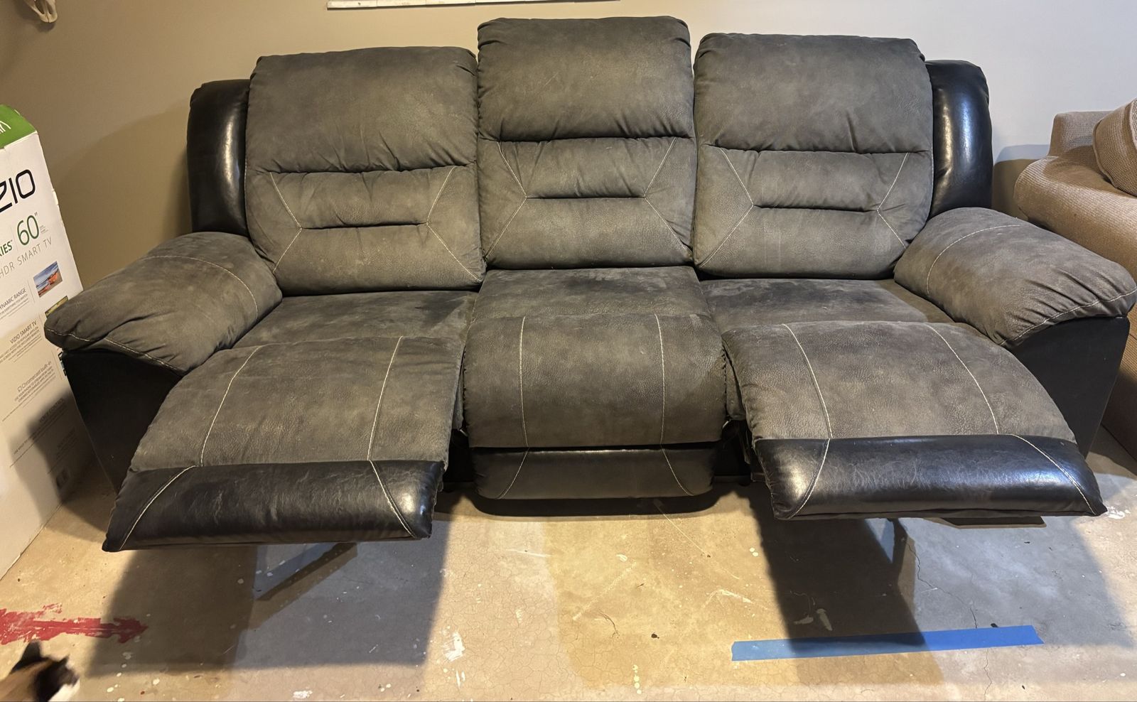 Comfortable Gray Reclining Sofa Couch Loveseat - 3-Seater Recliner