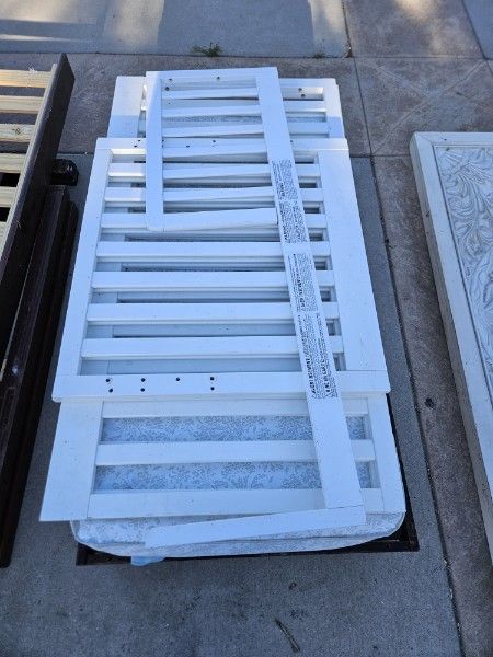Crib / Toddler Bed w/ Mattress