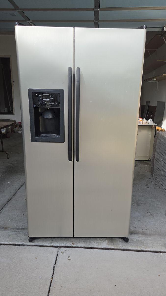 GE 23.5 CF Side By Stainless Fridge/Freezer w/icemaker and Water.
