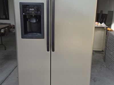 GE 23.5 CF Side By Stainless Fridge/Freezer w/icemaker and Water.
