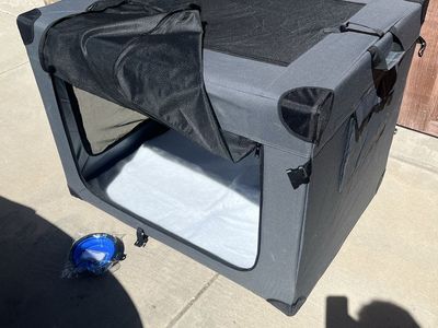 Collapsible dog crate