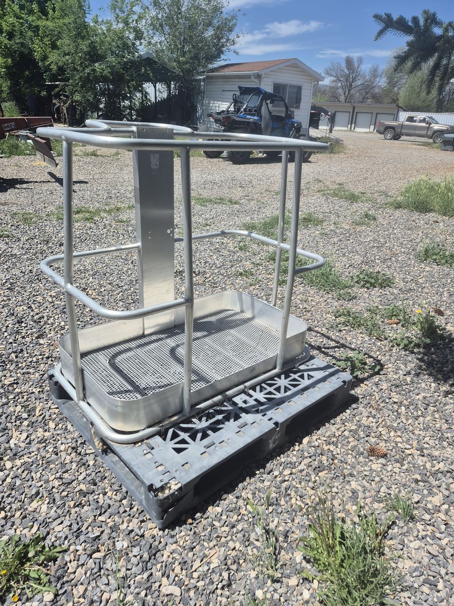 Man basket mounted on plastic pallet