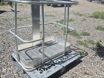 Man basket mounted on plastic pallet