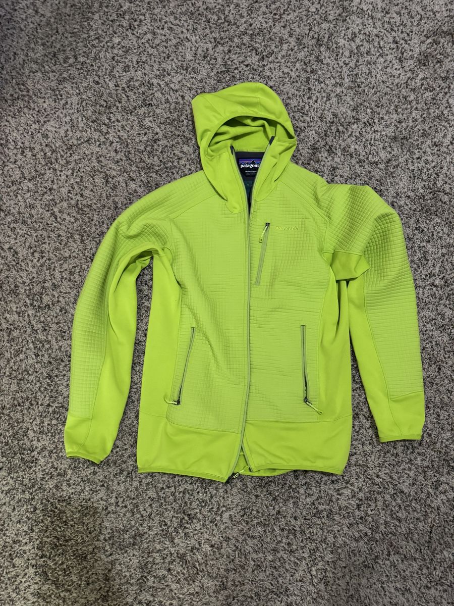 Men’s medium Patagonia hoodie. Grid polartec material hoodie.