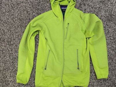 Men’s medium Patagonia hoodie. Grid polartec material hoodie.