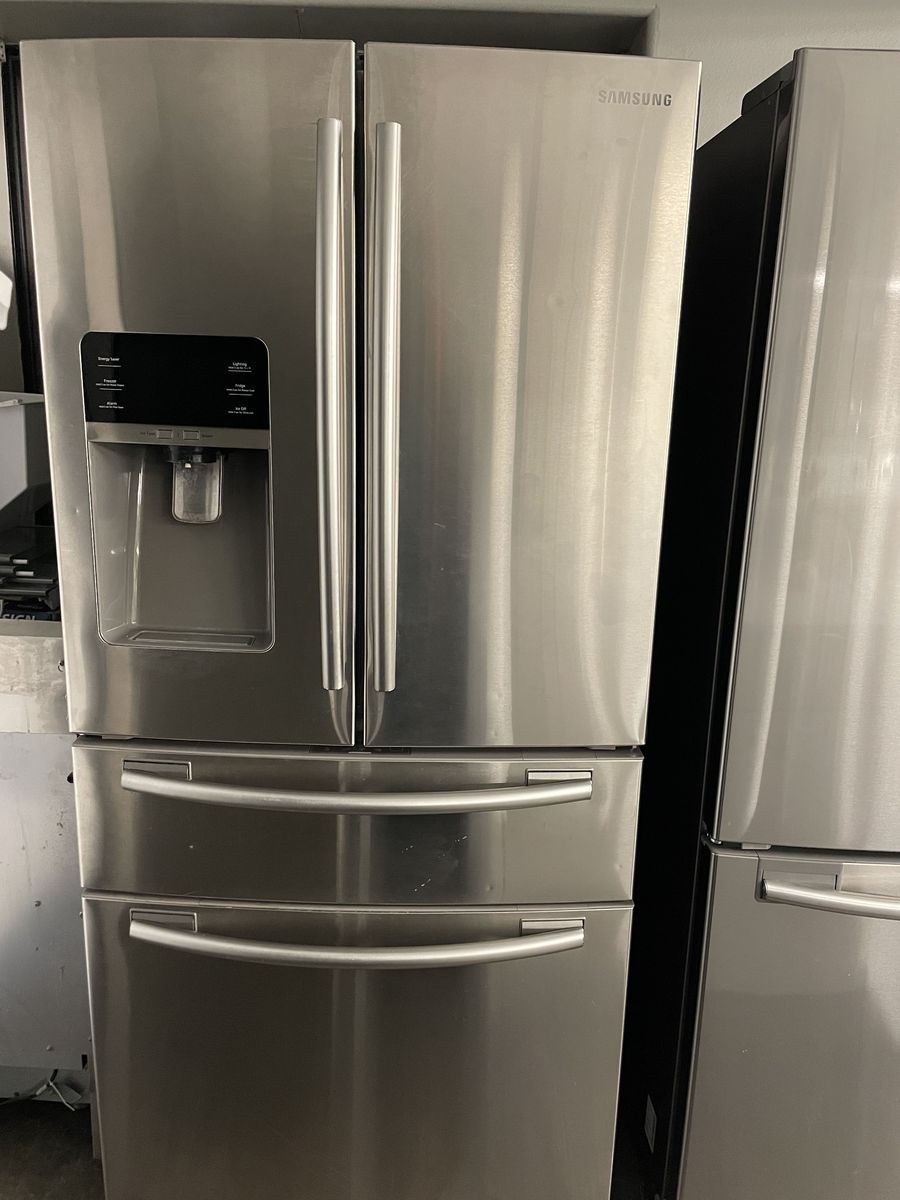 Sam Sung French Door Refrigerator With Ice and Water on Door,