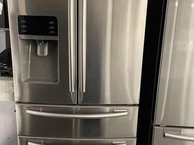 Sam Sung French Door Refrigerator With Ice and Water on Door,